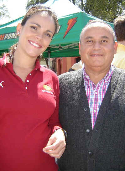 Claudia Quijas con el gal�n Tulancinguense Raul Marquez