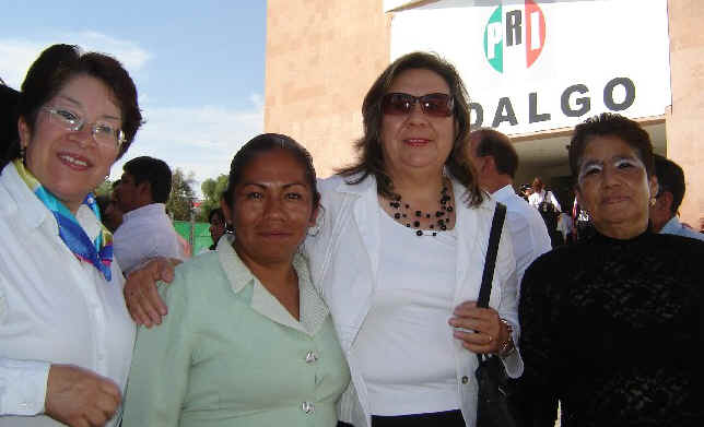 de Tulancingo Blanca Soto (lentes oscuros)  y a su izq Do�a Mary