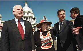 John McCain (izq) y Russ Feingold con la activista Doris Haddock 