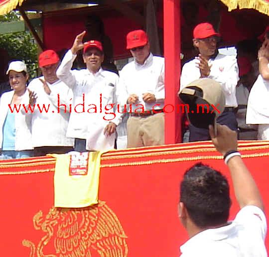Fidel Herrera Beltr�n saludando a petroleros