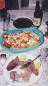 Suculento desayuno, frirjolitos , cesina, enchiladas, una victoria, y una caita con naranja de cucho...