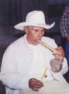 El To de Edgar tocando el  Pfano. con su tamborcillo