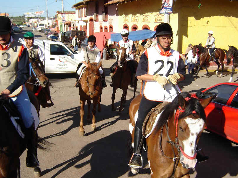 Desfilando en el centro de Singuilucan