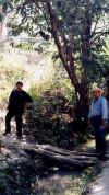 Cruzando el canal de riego...Israel e Isauro